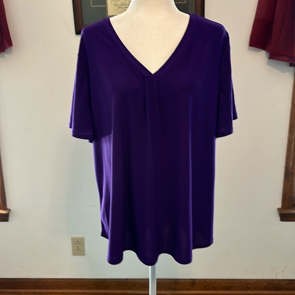 89th & Madison Purple V-Neck Short Sleeve With Gold Buttons Pleated Top 1X.